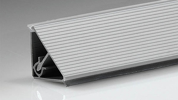 Какие плинтуса для кухонной столешницы выбрать?